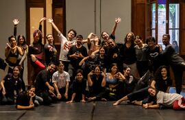 Participantes de la residencia artística junto a Natalia Akoskin (Argentina) y Pedro García (México).