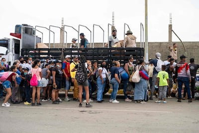 Personas hacen fila para recibir alimentos y artículos de voluntarios en Caraballeda, estado de La Guaira, Venezuela, tras los dos terremotos del 24 de junio.
