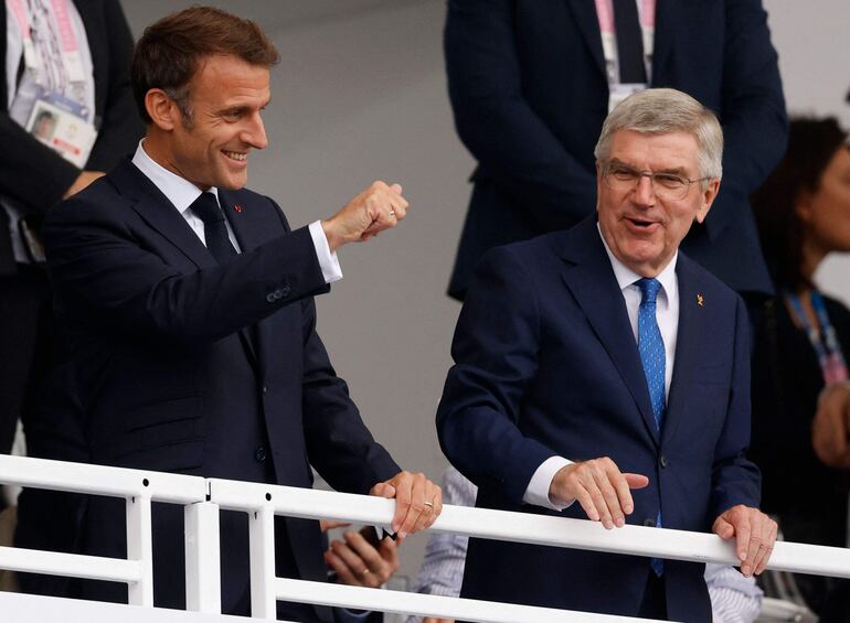 El presidente de Francia, Emmanuel Macron, junto al presidente del Comité Olímpico Internacional (COI), Thomas Bach, antes de la ceremonia de apertura de los Juegos Olímpicos de París 2024.
(Odd ANDERSEN / AFP)