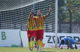 El Toro Fernandino dejó en casa otros 3 puntos, al vencer a Silvio Pettirossi 4-0, con hat-trick de Ramiro Bernal (d), que aquí celebra uno de sus goles.