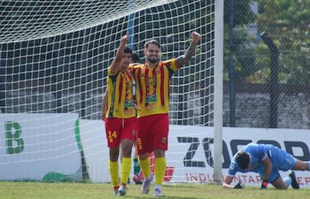 El Toro Fernandino dejó en casa otros 3 puntos, al vencer a Silvio Pettirossi 4-0, con hat-trick de Ramiro Bernal (d), que aquí celebra uno de sus goles.