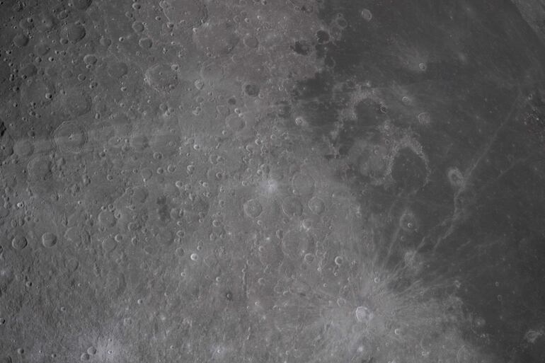 Esta imagen distribuida el 8 de abril de 2026 por la NASA muestra una porción de la Luna, con un pequeño punto brillante en el centro: el cráter que la tripulación de Artemis II ha propuesto nombrar Carroll, en honor a la difunta esposa del comandante Reid Wiseman, fotografiado desde la nave espacial Orion el 6 de abril de 2026.