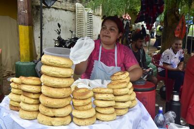 Sofía Martínez Meza ofrece sus deliciosas chipas en una esquina alrededor de la  Basílica de Caacupé.