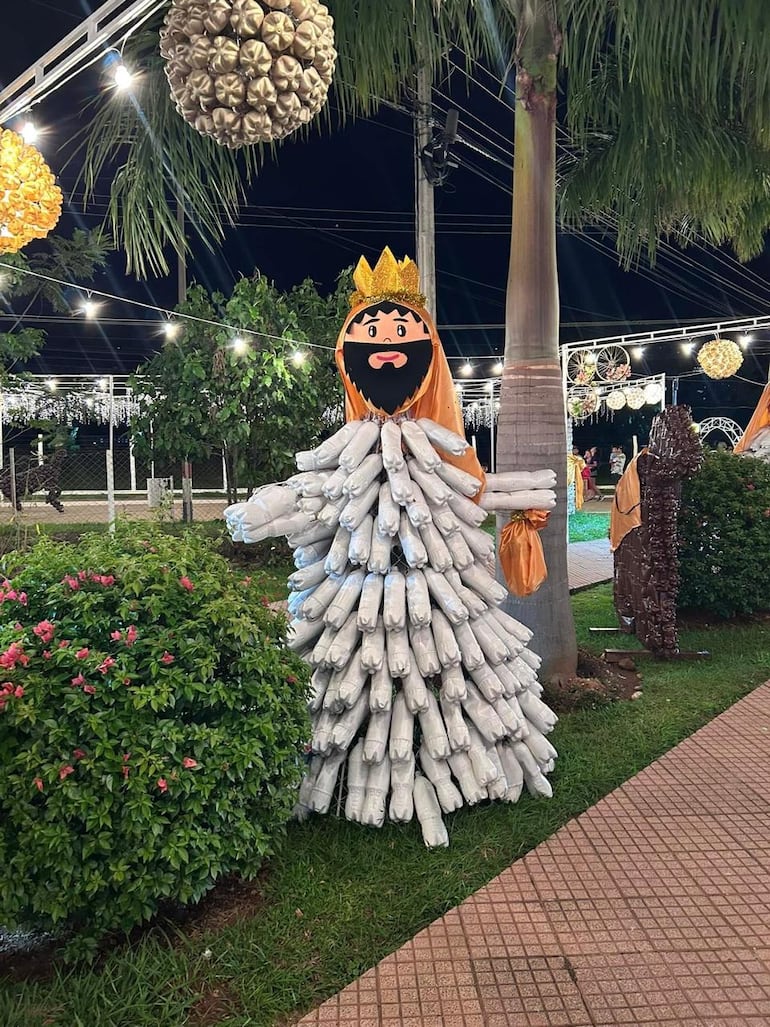 Isla Pucú celebra la Navidad con un pesebre ecológico que ilumina la ciudad