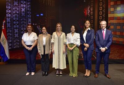 La ministra de la mujer, Cynthia Figueredo, la ministra de cultura, Adriana Ortíz Semidei, la primera dama, Leticia Ocampos, la presidenta del Instituto Paraguayo de Artesanía (IPA), Andrea Vázquez, la viceministra de Industria y Comercio, Lorena Méndez el gerente regional sur (CAF) y Jorge Srur.