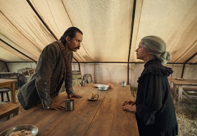 Claudio Cataño como Aureliano y Marleyda Soto como Úrsula Iguarán en una escena de la primera temporada de "Cien años de soledad".