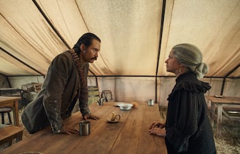 Claudio Cataño como Aureliano y Marleyda Soto como Úrsula Iguarán en una escena de la primera temporada de "Cien años de soledad".
