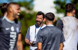 El argentino Pablo "Vitamina" Sánchez, dirigiendo la sesión de entrenamiento del plantel principal de Olimpia.