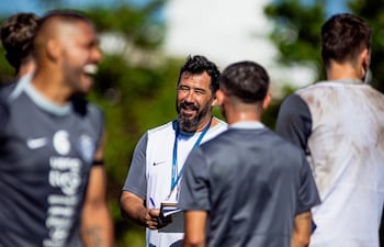 El argentino Pablo "Vitamina" Sánchez, dirigiendo la sesión de entrenamiento del plantel principal de Olimpia.