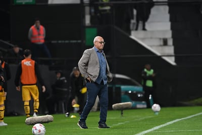 El entrenador de Guaraní, Francisco Javier Arce Rolón (55 años) dando indicaciones a sus dirigidos en el duelo ante Libertad, disputado en el estadio La Huerta.