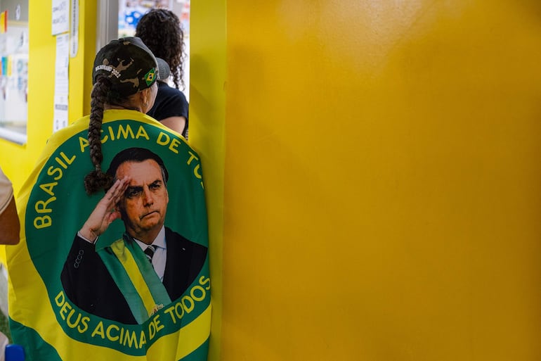 Personas hacen fila en un puesto de votación este domingo, durante las elecciones presidenciales, legislativas y regionales, en las que el actual mandatario Luiz Inácio Lula da Silva busca la reelección frente a su principal rival, el senador Flávio Bolsonaro.