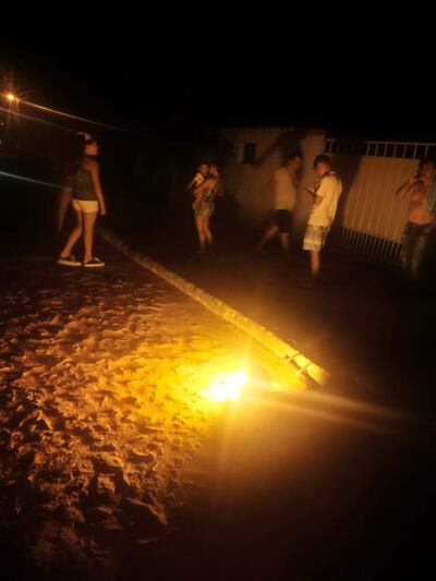 Una de las columnas de la ANDE derribadas por el temporal, aún con energía eléctrica, apeligra a vecinos en Luque. En otras ciudades por su parte, se cortó el suministro de energía.