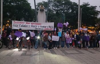 Mujeres se manifestaron para exigir justicia por casos de acosos y abusos sexuales en Coronel Oviedo.