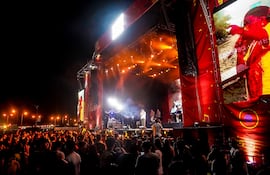 FMK encendió la costanera de Encarnación ante casi 20.000 personas