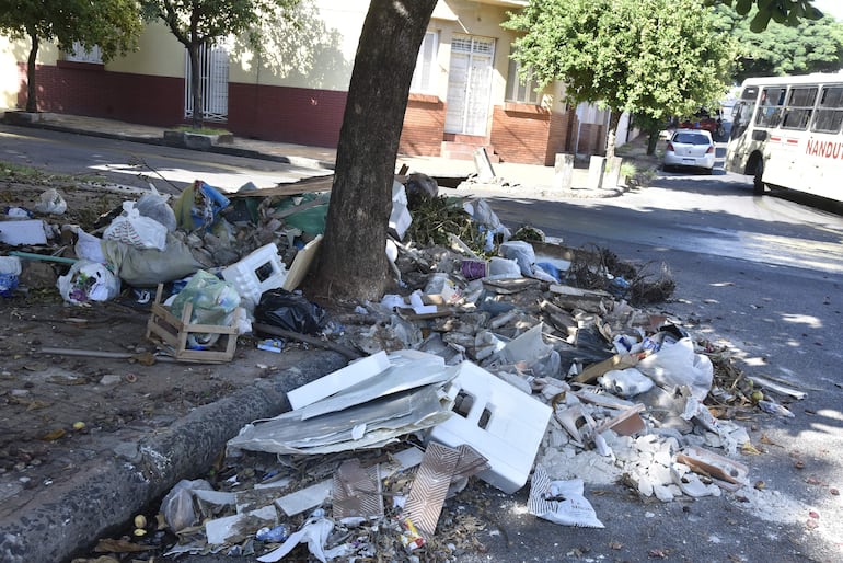 Semana Santa: Asunción de Luis Bello está vacía, pero sucia