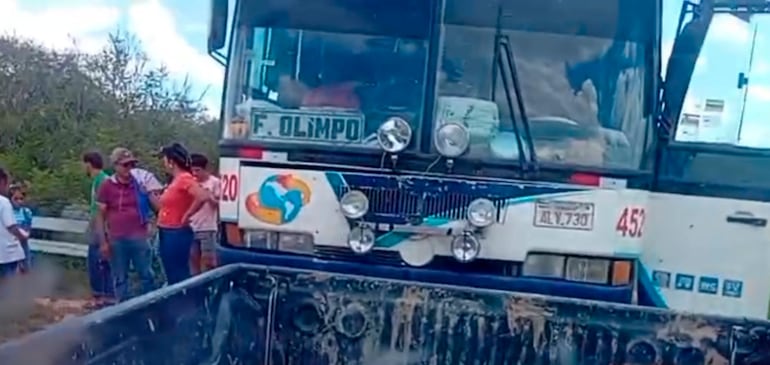 Los pasajeros tuvieron que bajar, a cada momento, a empujar el colectivo.