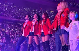 Anahí, en pleno escenario del Madison Square Garden, con sus compañeros de RBD y su pequeño hijo Manu.
