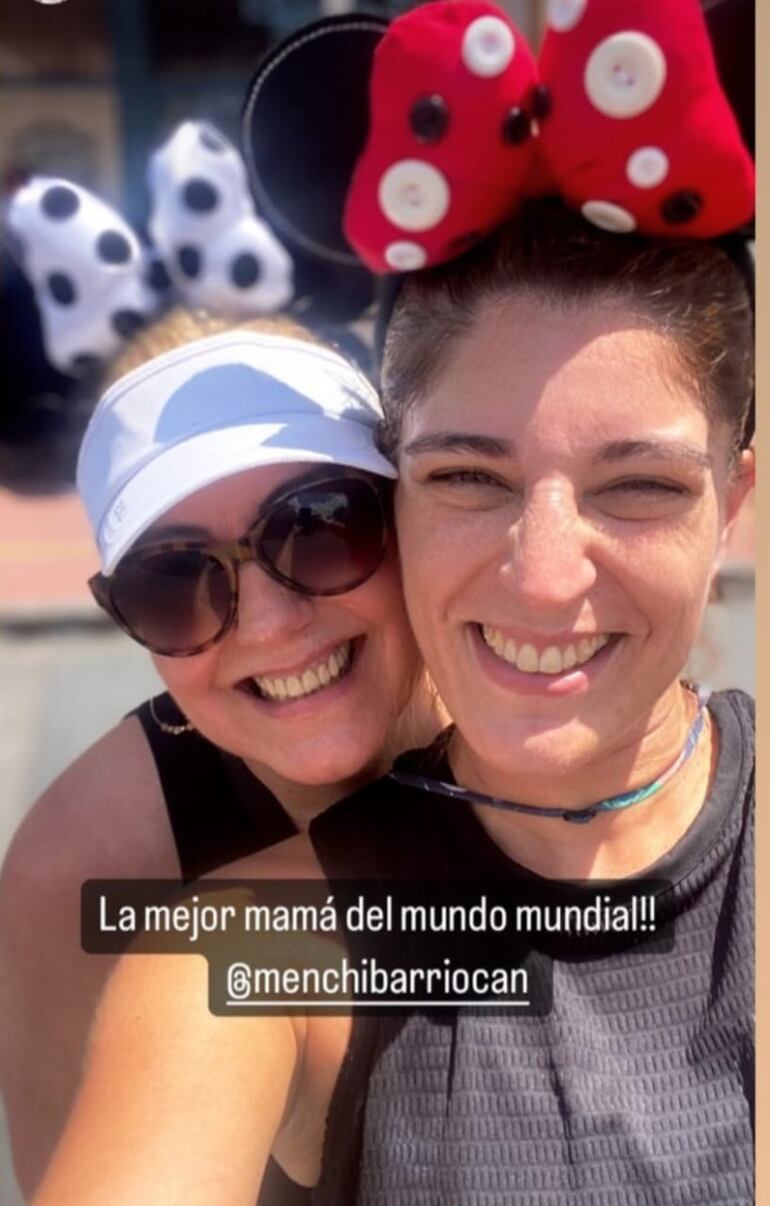Menchi Barriocanal y su hija Ale Valladares, quien la calificó como "¡La mejor mamá del mundo mundial!". (Captura de la historia de Instagram de Menchi Barriocanal)