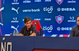 El nuevo entrenador de Cerro Porteño y el presidente de la entidad azulgrana, Blas Reguera durante la presentación, del estratega argentino.