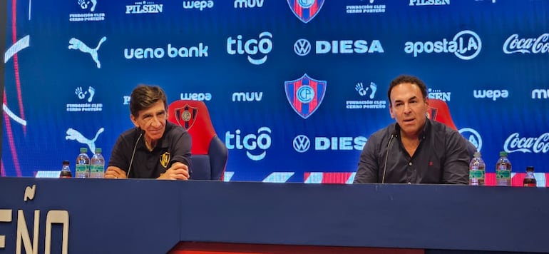 El nuevo entrenador de Cerro Porteño y el presidente de la entidad azulgrana, Blas Reguera durante la presentación, del estratega argentino.
