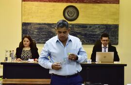 Justo Ferreira Servín, directivo de Imedic, se retira de la sala de juicio luego de su declaración.