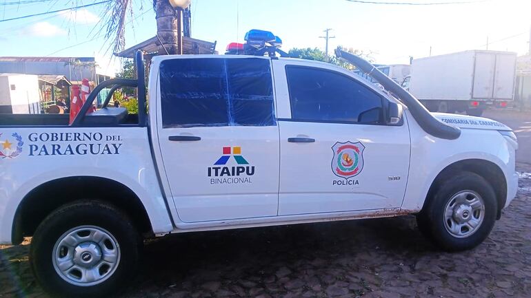 Para mantener el móvil operativo, los efectivos cubrieron con plástico negro la ventanilla rota por el detenido.