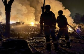 Bomberos trabajan en el sitio de impacto de un misil en la ciudad de Zaporiyia.