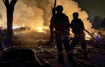 Bomberos trabajan en el sitio de impacto de un misil en la ciudad de Zaporiyia.