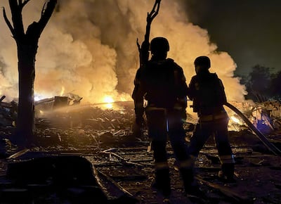 Bomberos trabajan en el sitio de impacto de un misil en la ciudad de Zaporiyia.
