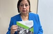 La senadora Esperanza Martínez muestra el cuestionado material educativo.