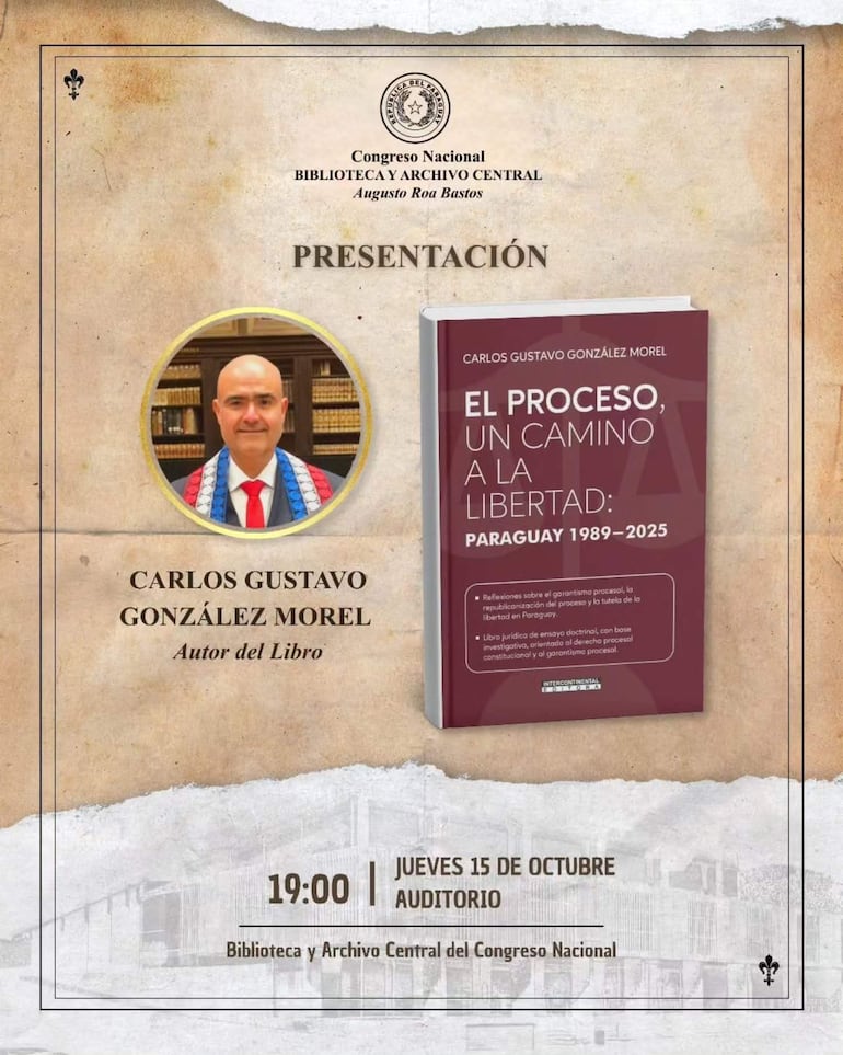 Carlos Gustavo González Morel, con toga académica, presenta su libro en un ambiente formal, rodeado de elementos del Congreso Nacional.
