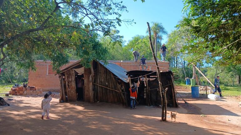 Los hijos y nietos de don Servín viven en extrema precariedad, una situación que no movió a ninguna autoridad, pero sí a los vecinos que decidieron ayudar.