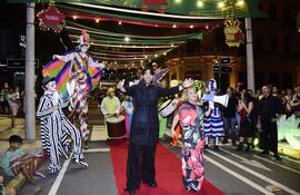 Diro Romero y Leticia Panambi Sosa, los conductores de la ceremonia, hicieron su ingreso acompañados por una batucada, zancos y malabaristas.
