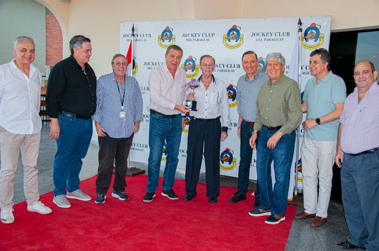 Gerardo García y Jorge “Rubio” Brítez felices por la victoria de Secretísima Virtual que dio un golpe real en el lote de damas.