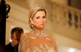 La reina Máxima de Holanda en la inauguración de la exposición 'Sculpting the Senses' de la diseñadora de moda holandesa Iris van Herpen en el Museo de Artes Decorativas de París, Francia.