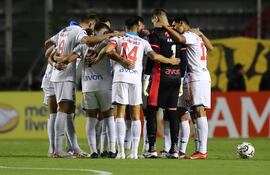Los jugadores de Nacional en la última arenga antes del partido frente a Aucas por la Fase 1 de la Copa Libertadores 2024 en Quito, Ecuador.