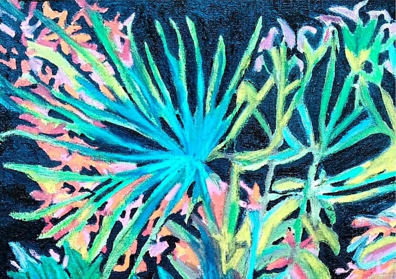 Verónica Melgarejo en su exposición con un cuadro moderno y plantas decorativas en el fondo.