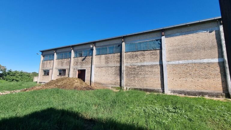 En un sector del edificio del matadero se observa un montículo de desechos orgánicos vacunos que desde hace tiempo ya no son eliminados.