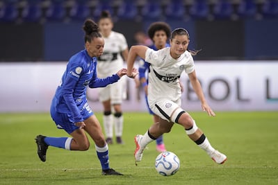 La delantera de Olimpia, Milagros Lujan Ortiz intenta avanzar con el esférico ante la marca de Leticia Alves de Cruzeiro.