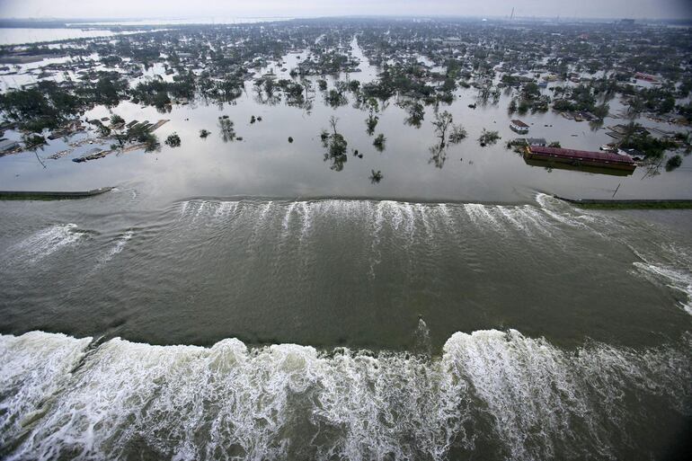 El agua se desborda sobre un dique a lo largo del Canal de Navegación del Puerto Interior tras el paso del huracán Katrina, el 30 de agosto de 2005 en Nueva Orleans, Luisiana.