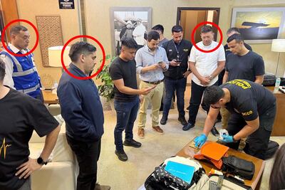 El funcionario de Dinac Gustavo Ismael Britos Orlando (chaleco azul), el pasajero Aquiles José Andrés Denis Di Lascio (campera oscura) y el pasajero Fernando Antonio Peralta Zaván (camisa blanca), tras su detención en el aeropuerto Silvio Pettirossi de Luque.