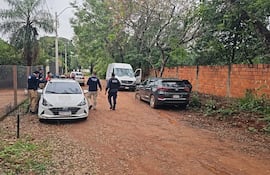 Agentes de la Policía cerca de la camioneta Hyundai Tucson gris abandonada hoy, tras el intento de secuestro de anoche, en Luque.