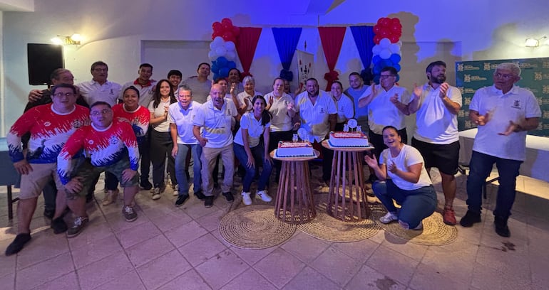 Directivos y socios de El Mbiguá celebrando los 124 años de la institución.
