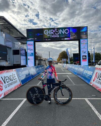 La ciclista paraguaya Agua Marina Espínola Salinas (31/3/1996) realiza sus últimos preparativos antes de partir a Santiago.