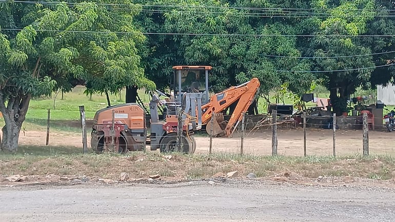 Desde hace un mes estas maquinarias del MOPC se encuentran asentadas sobre en una casa particular. En su momento sirvieron para arreglar la ruta.