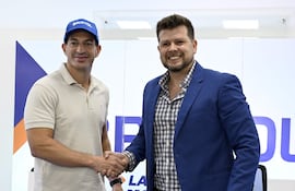 Gustavo Saba, ganador de la histórica edición número 50 del Transchaco Rally, y Diego Chamorro, gerente de Marketing de Bristol.