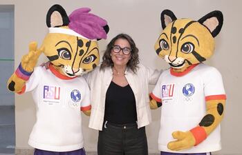 Rossana Fleitas, gerente LATAM para Inesfly Py, junto a las mascotas de los Juegos Panamericanos Junior ASU2025.