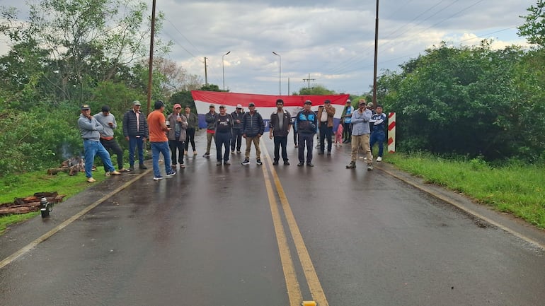 Pescadores comerciales se manifiestan en el limite de Misiones e Itapúa.