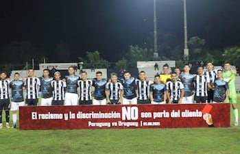 Futbolistas del Deportivo Santaní y Guaireña unidos en la campaña contra el racismo.