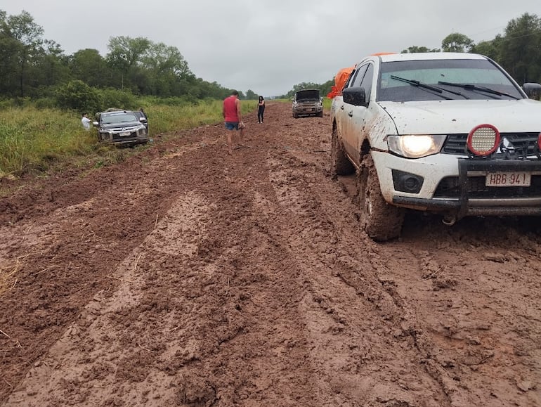 Algunos vehículos todo terreno, también fueron a parar a la cuneta.
